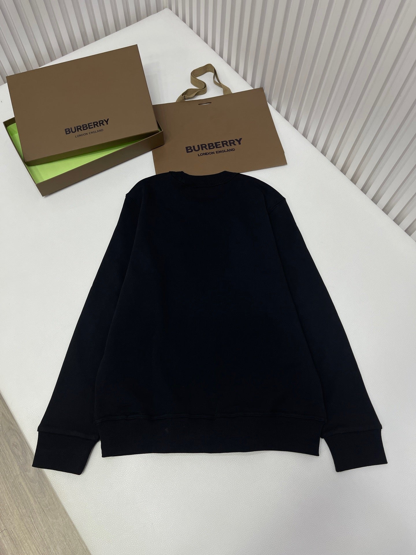 Schwarzer und braungrauer Jersey