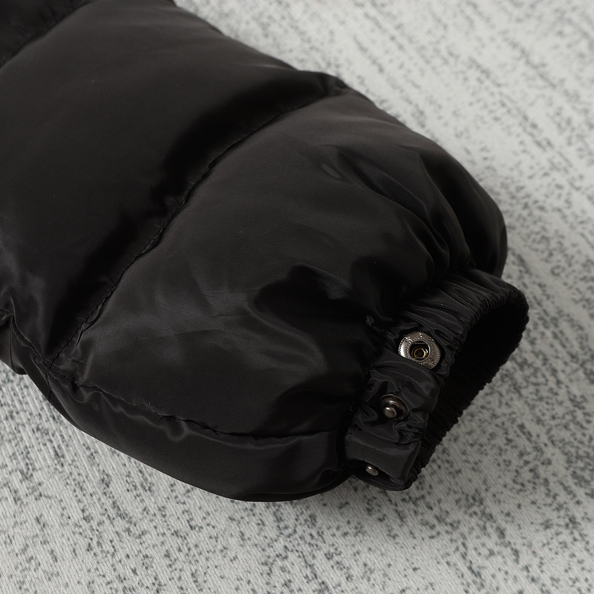 Schwarze und graue Jacke