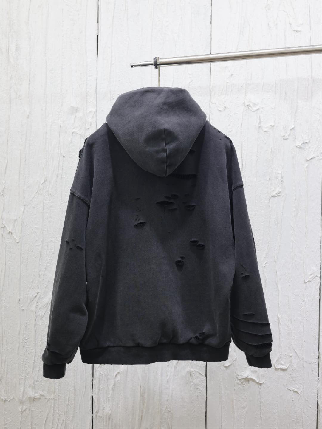 Blauer und schwarzer Kapuzenpullover