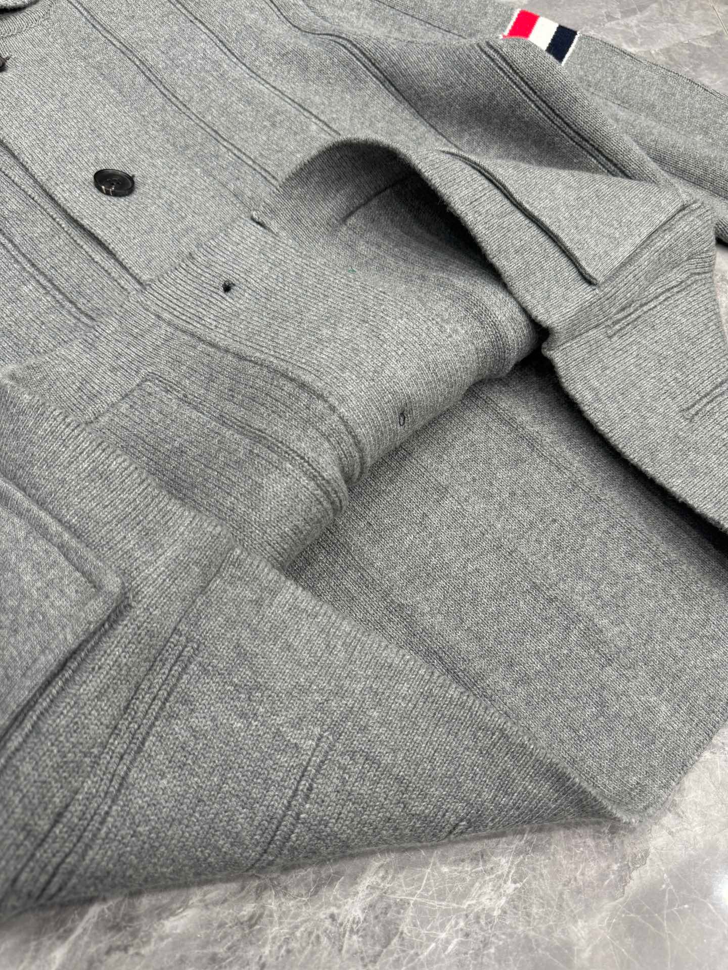 سترة متعددة الألوان