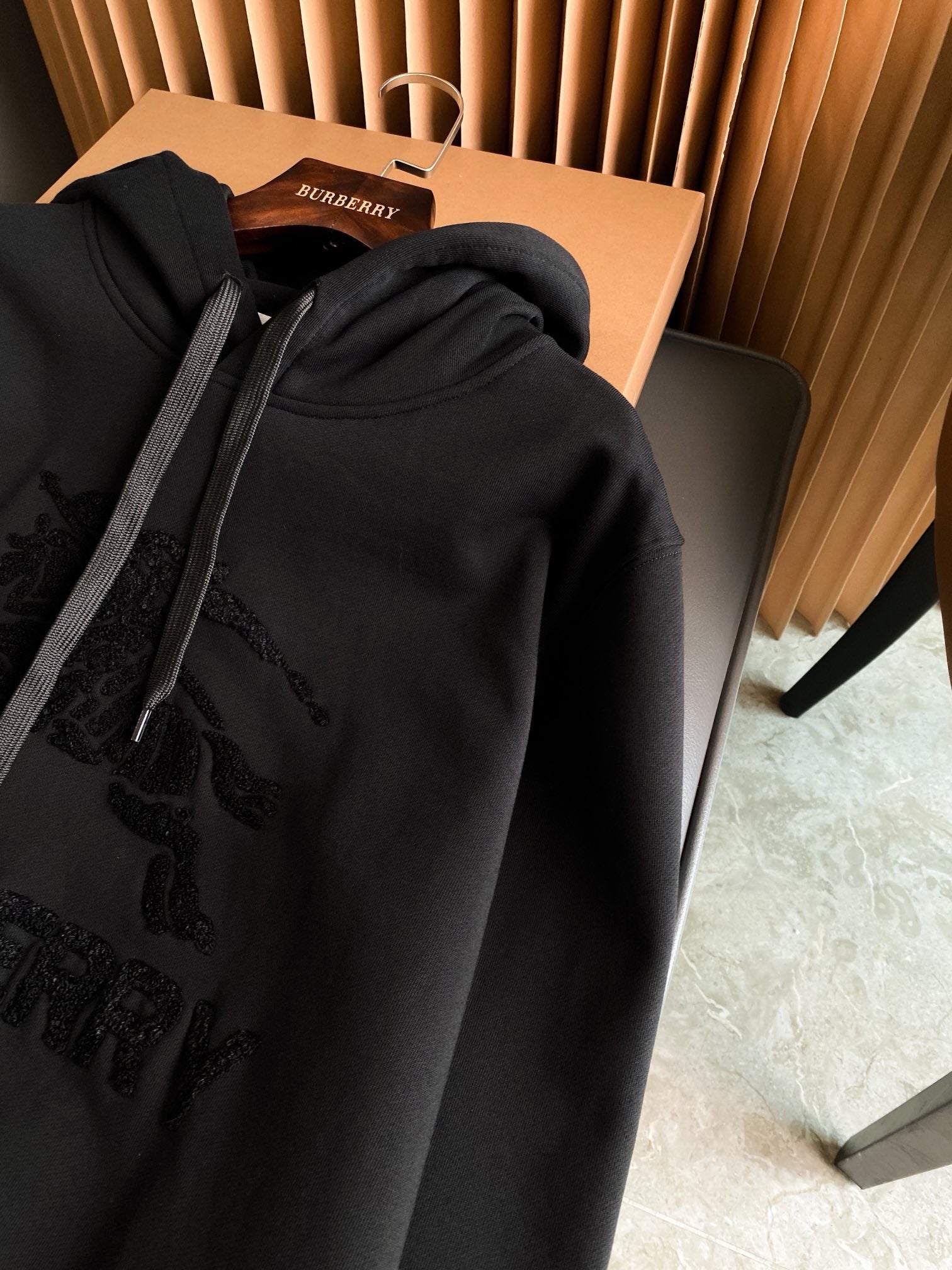 Schwarzer Hoodie