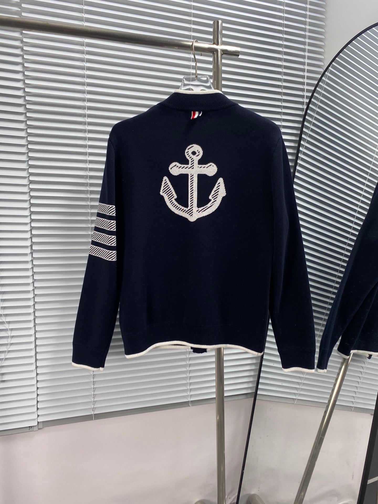 Blaue und graue Jacke