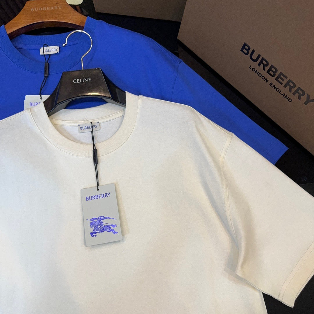 Weißes und blaues T-Shirt