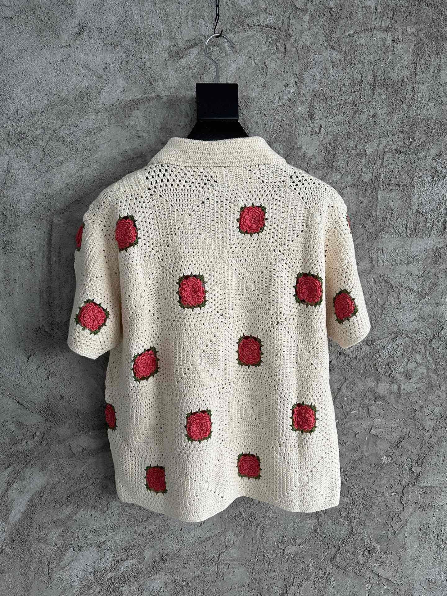 قميص متعدد الألوان