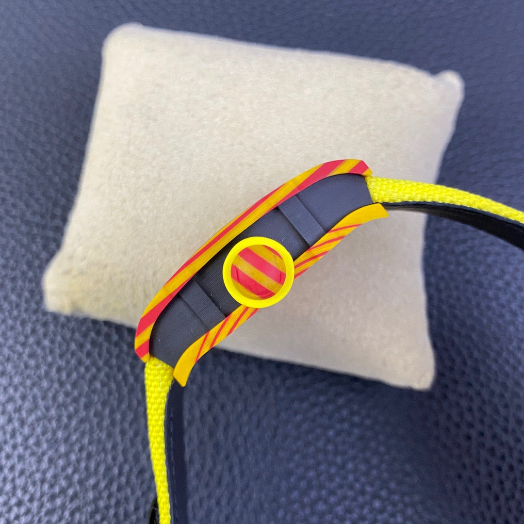 ساعة متعددة الألوان