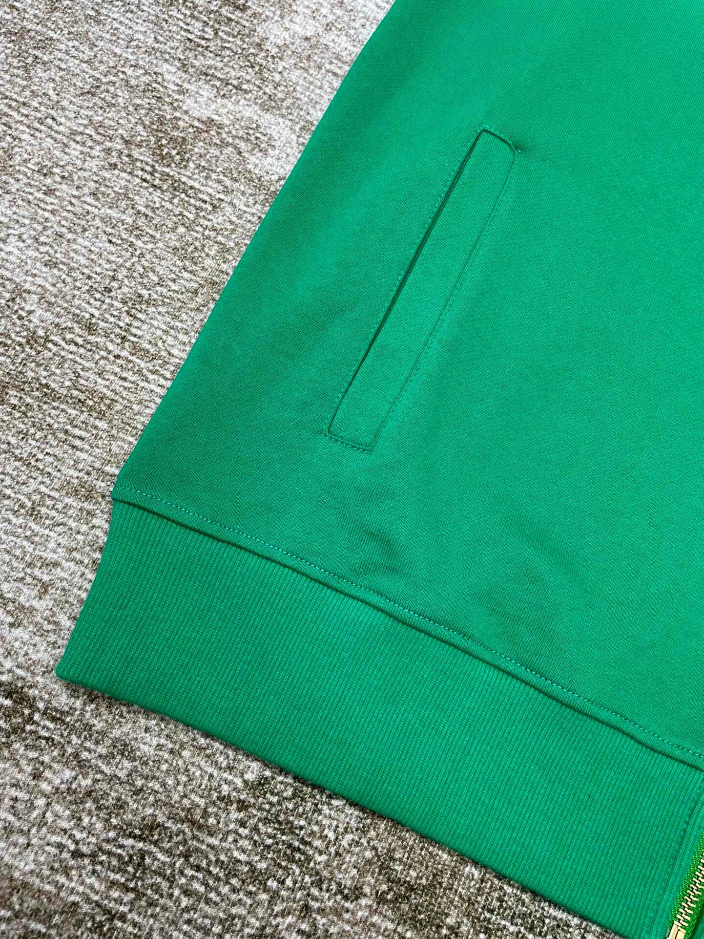 سترة حمراء وخضراء