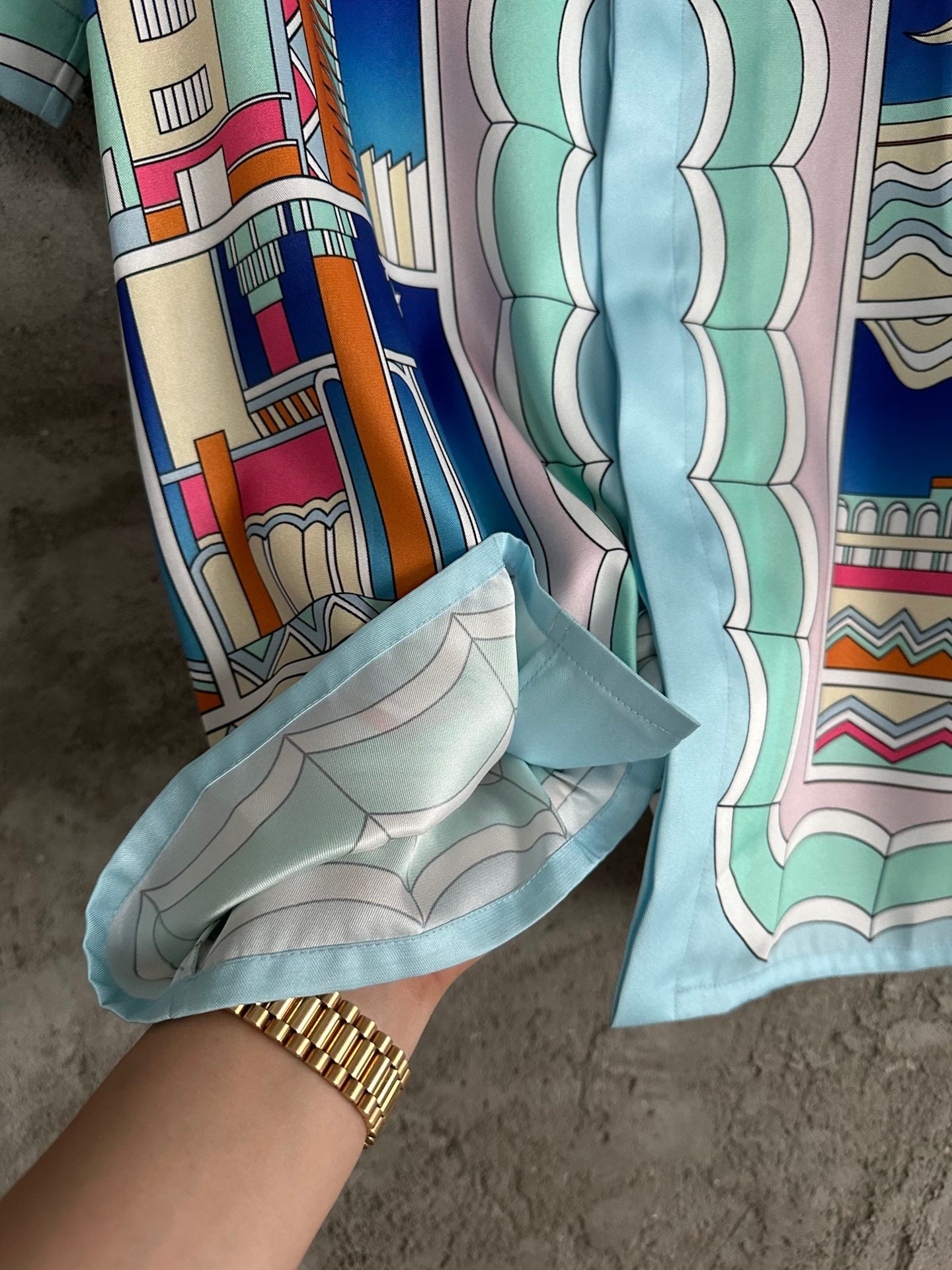 قميص متعدد الألوان