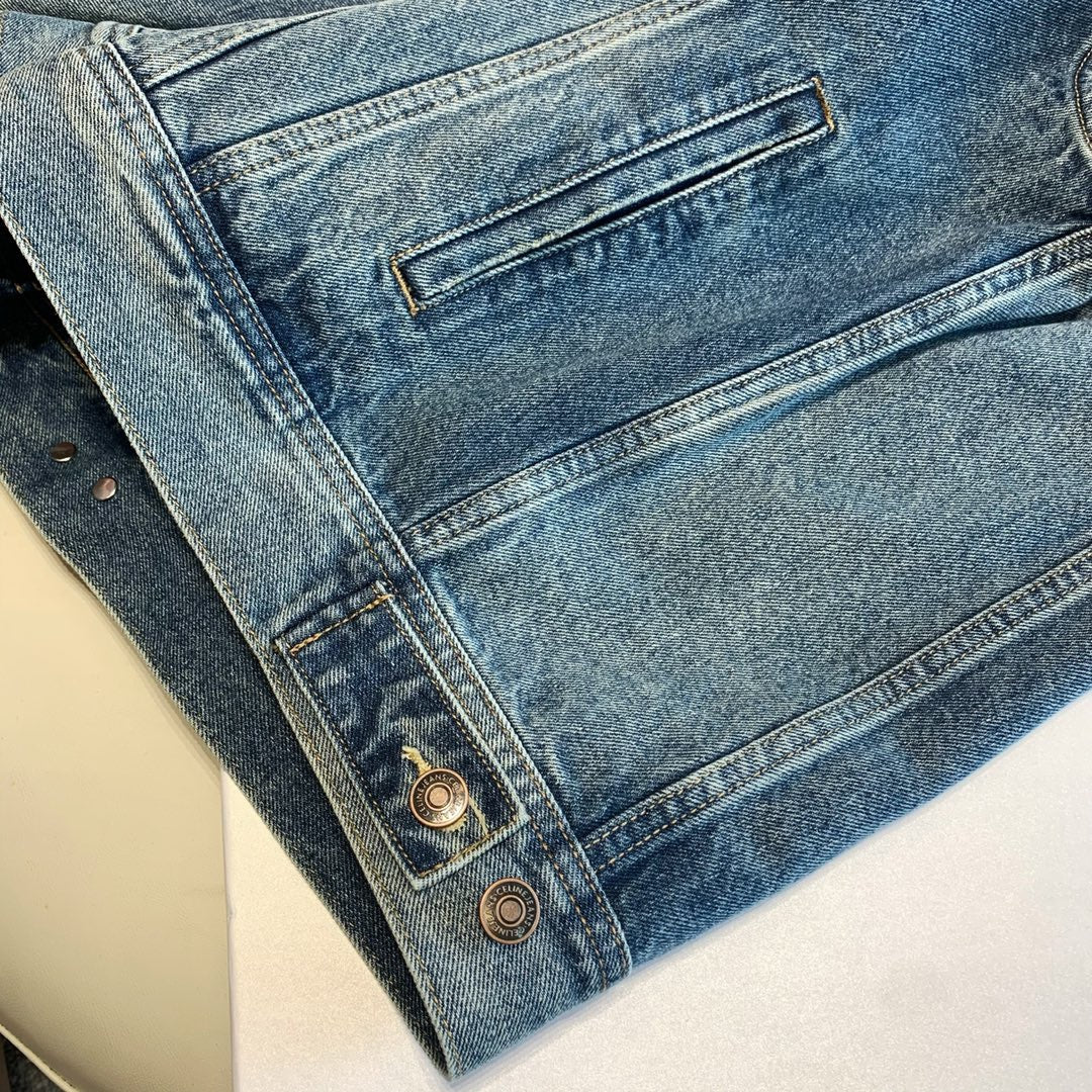 سترة سوداء داكنة وزرقاء داكنة