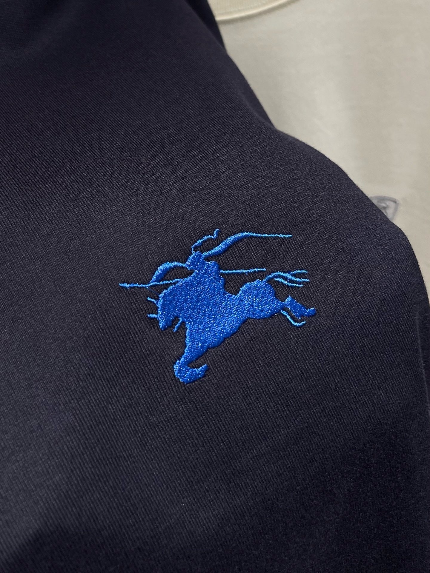 Dunkelblaues und khakifarbenes T-Shirt