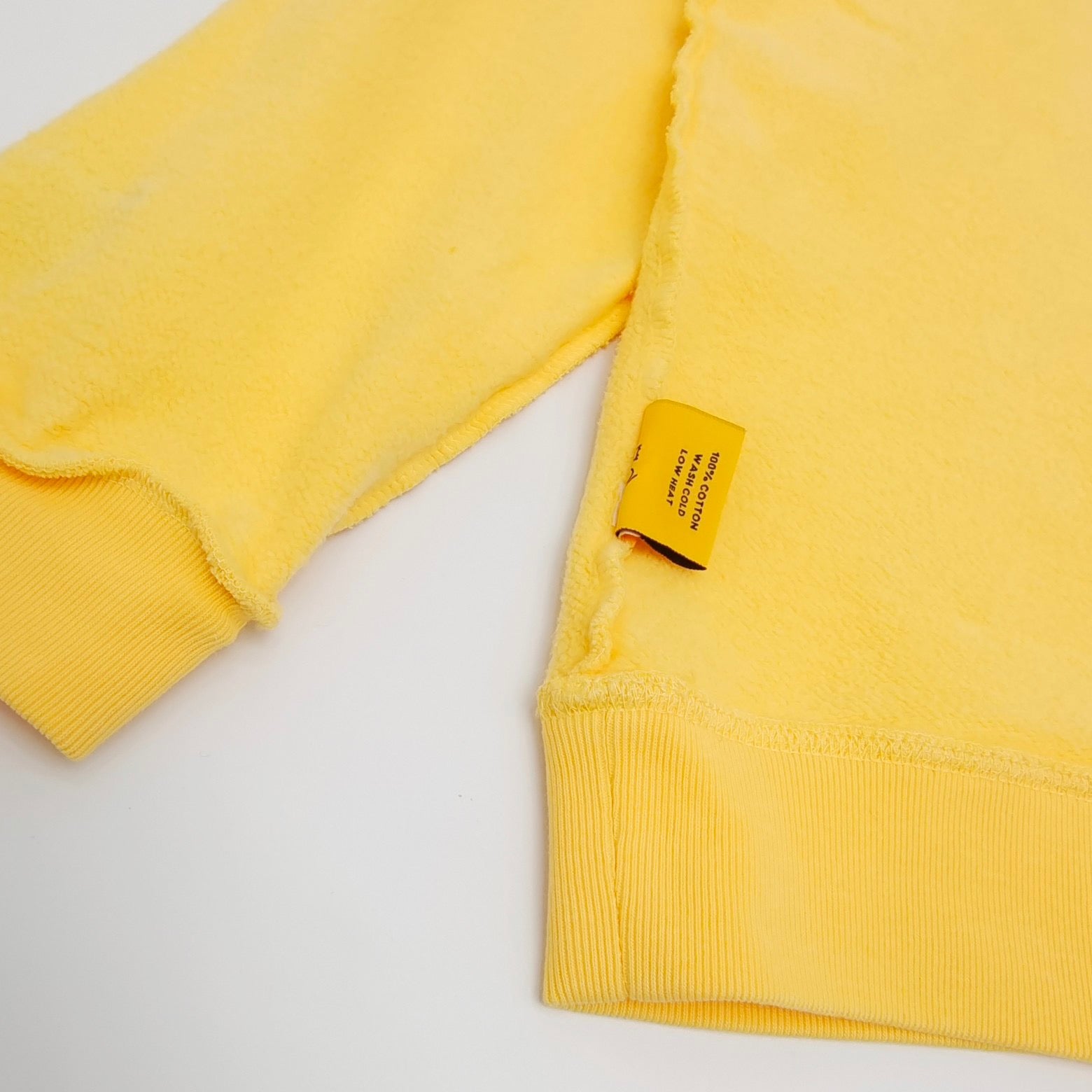 Gelbes Sweatshirt