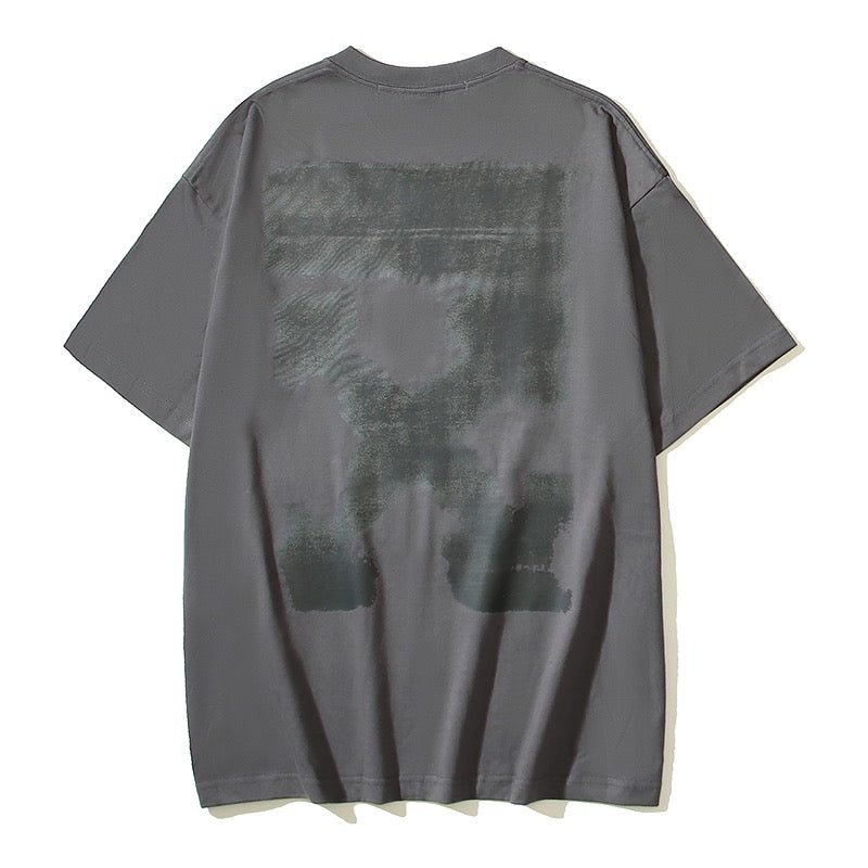 Dunkelschwarzes, schwarz-weißes T-Shirt