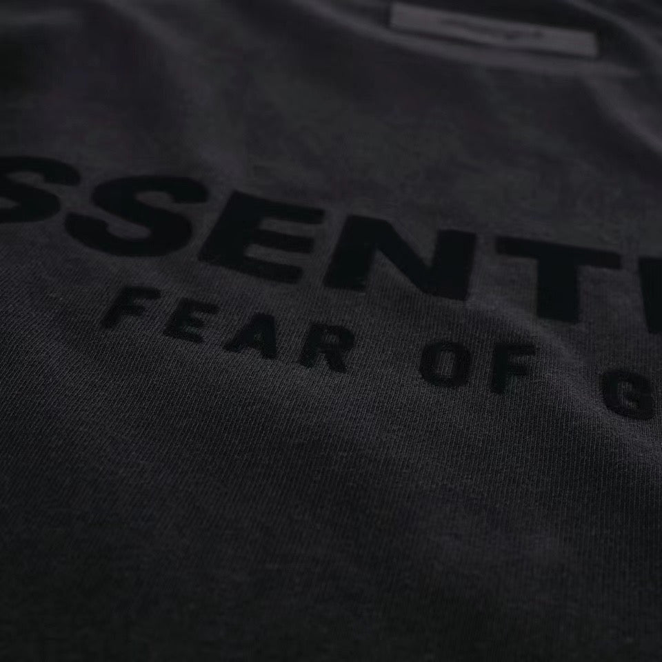 Camiseta gris claro, gris oscuro y negra