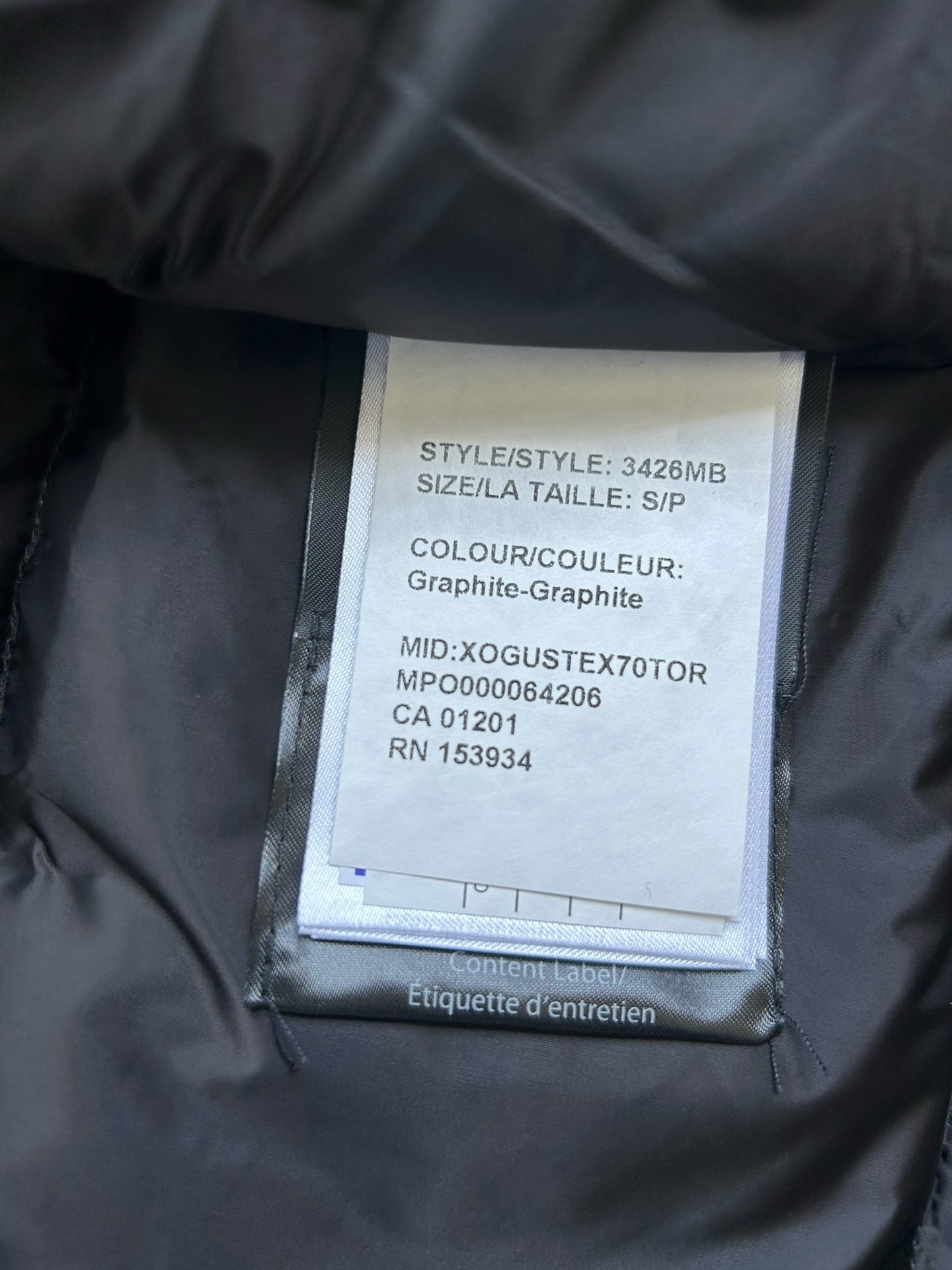 Schwarze und graue Jacke