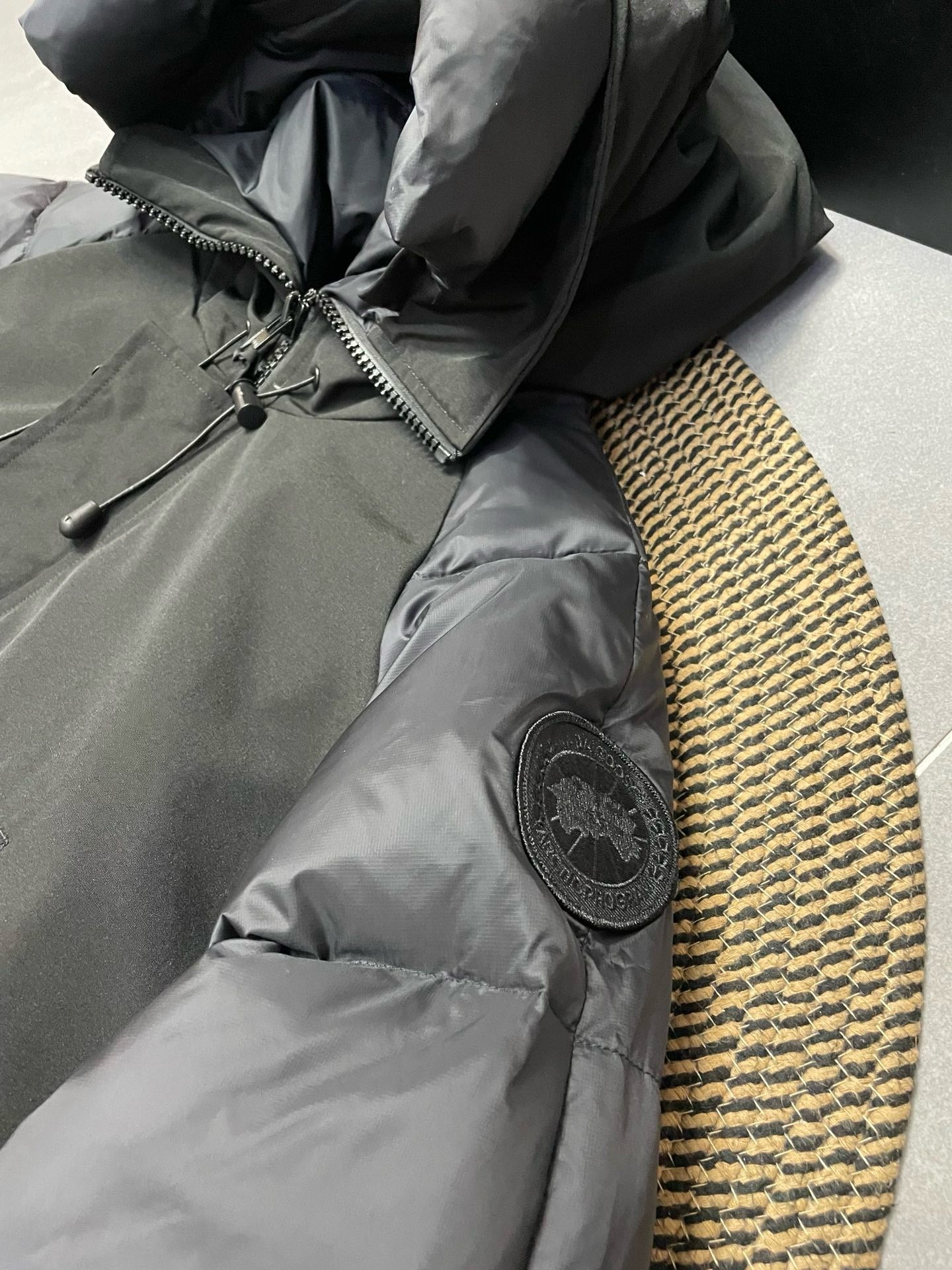 weiße und schwarze Jacke