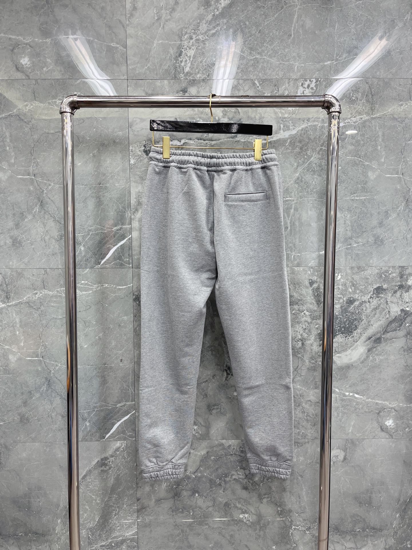Schwarze, blaue und graue Hose