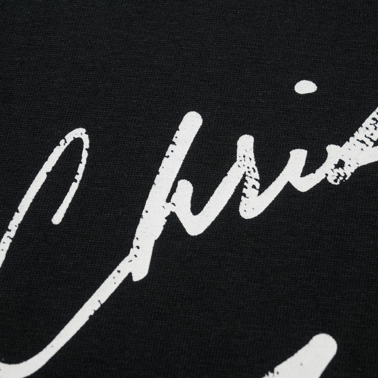 Schwarzes, weißes und blaues T-Shirt