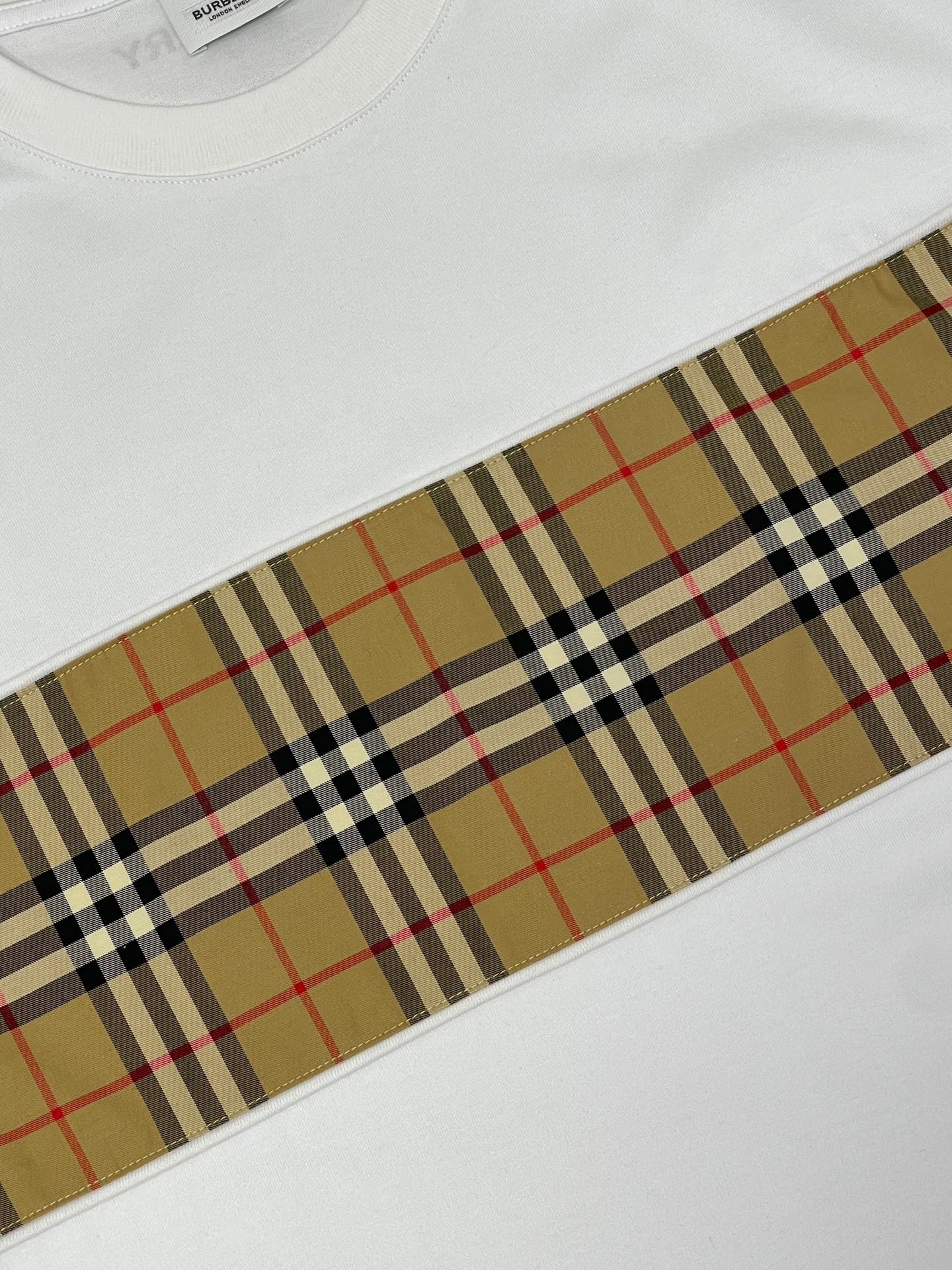 Schwarzes, weißes und khakifarbenes T-Shirt