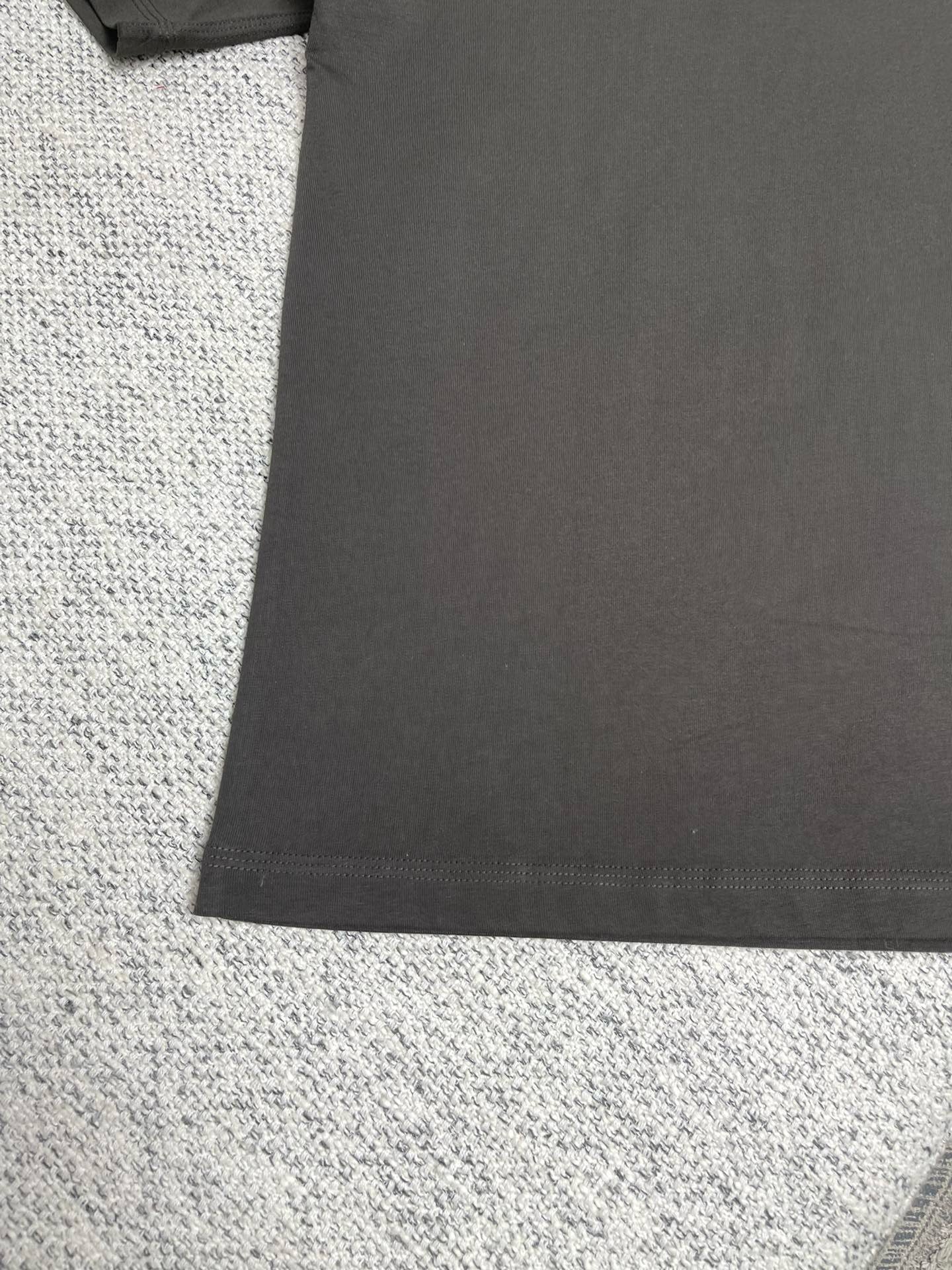 Schwarzes und beiges T-Shirt