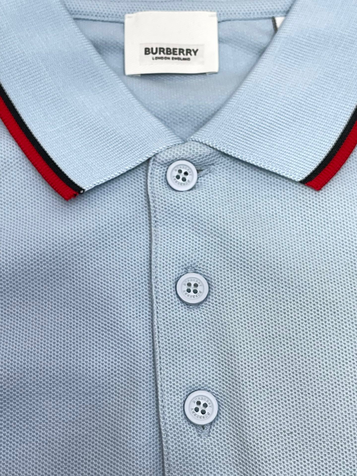 Poloshirt in Schwarz, Weiß, Marineblau und Hellblau
