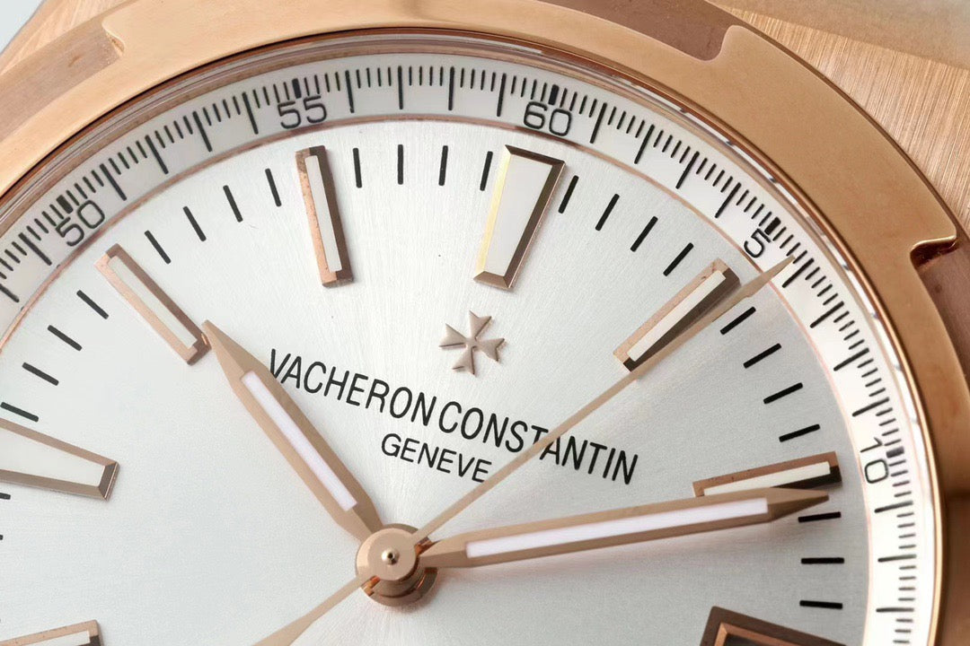 ساعة ذهبية بيضاء