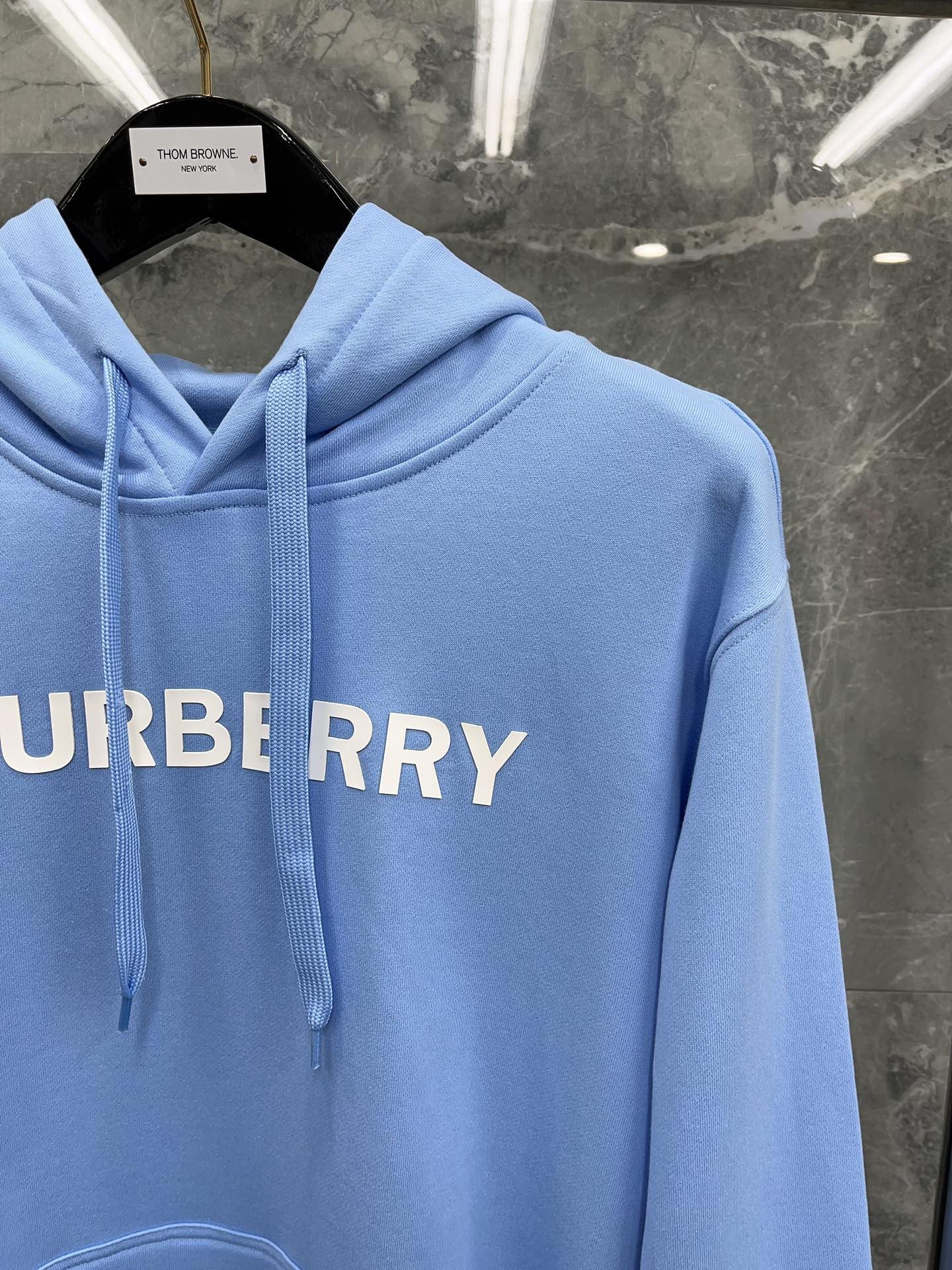 هودي أسود، كاكي، أزرق وأحمر