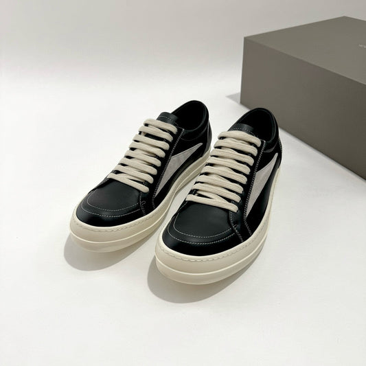 أحذية متعددة الألوان