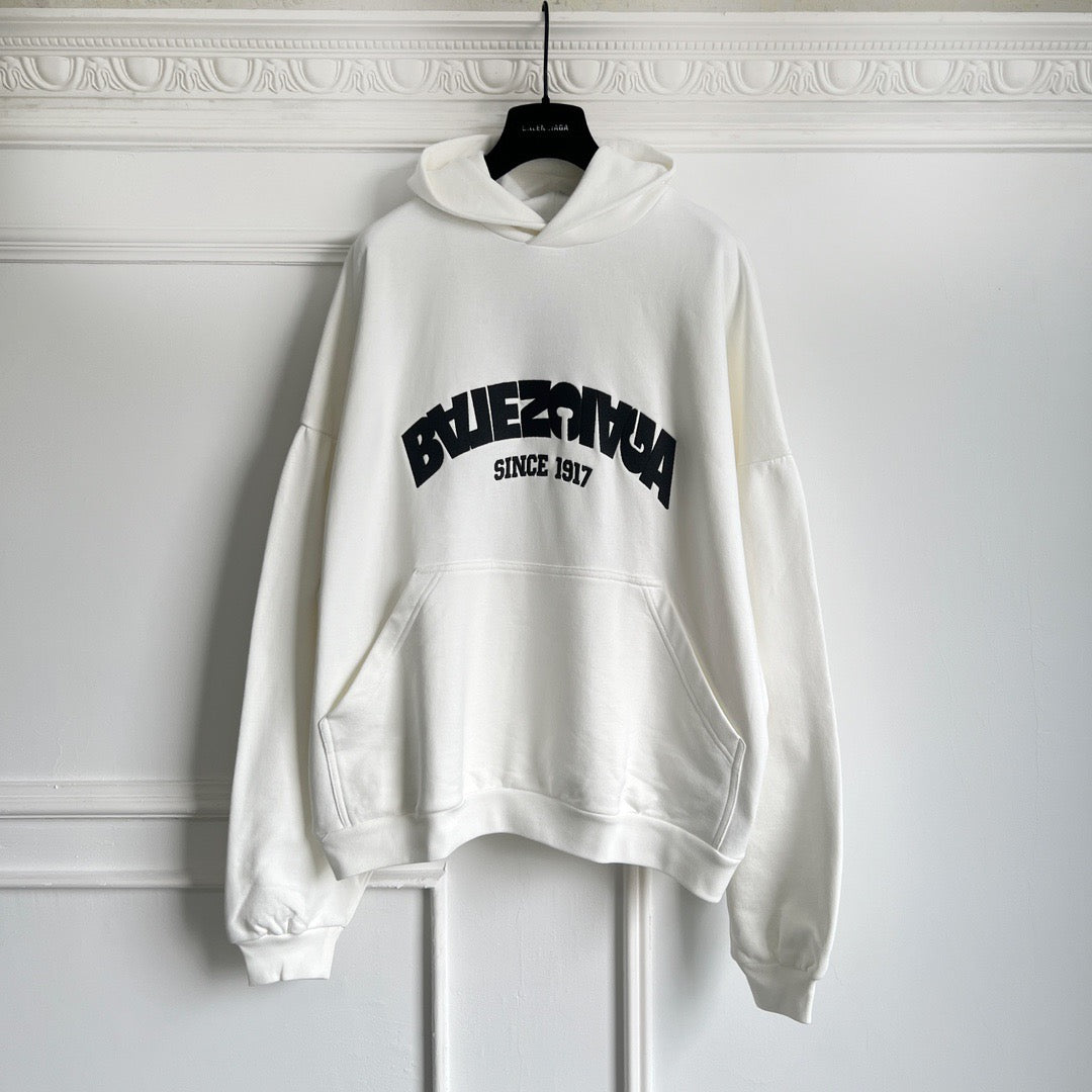 Schwarz-weißer Kapuzenpullover