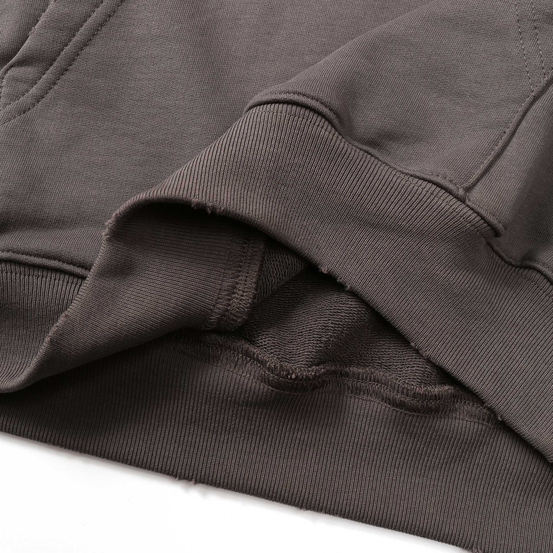 Himmelblauer und khakifarbener Hoodie