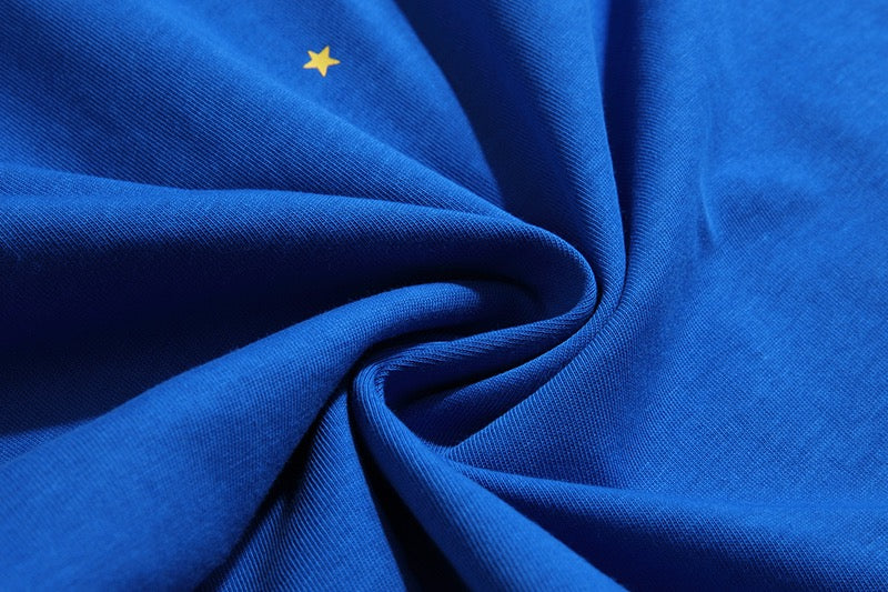 Blaues und himmelblaues T-Shirt