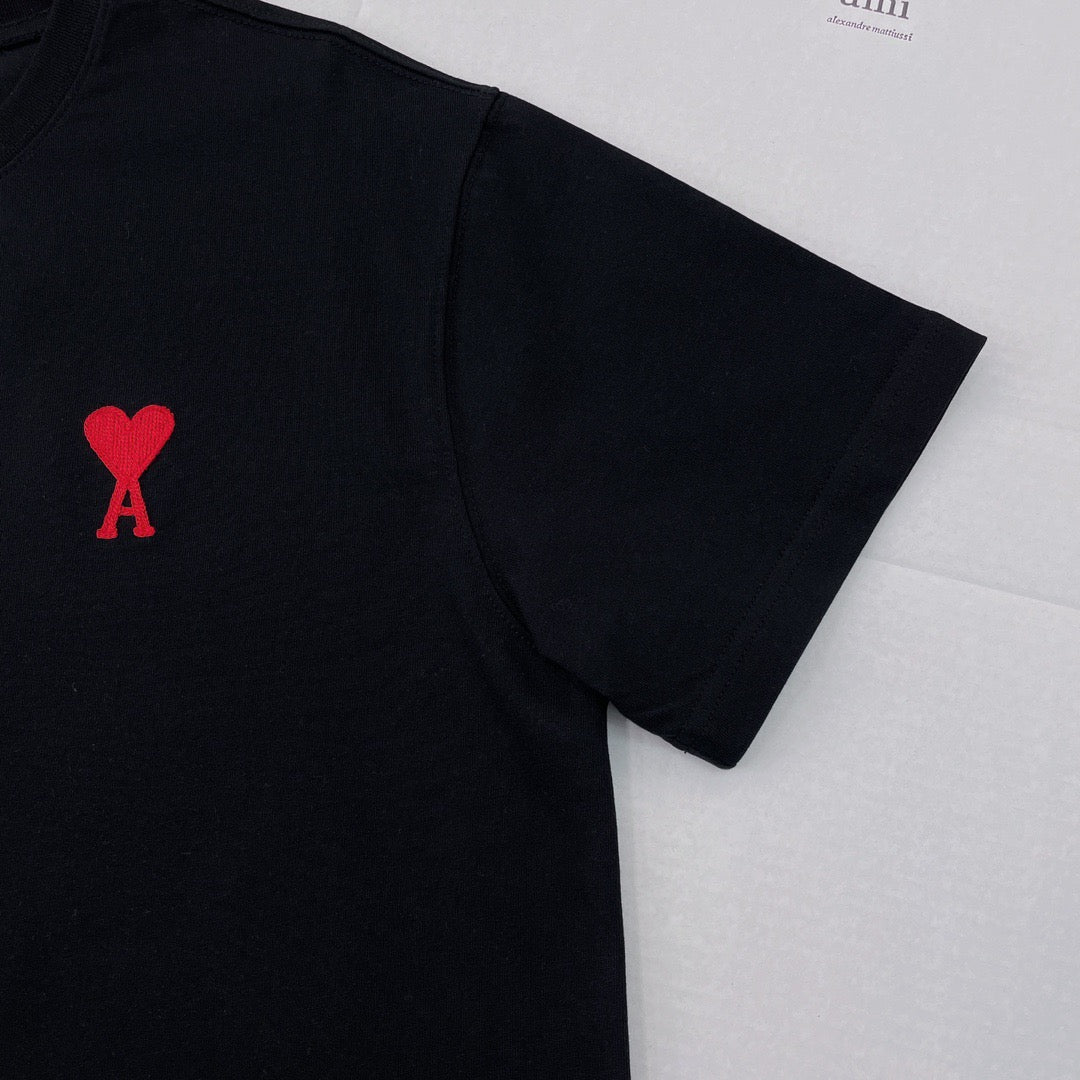 Weißes, schwarzes und graues T-Shirt