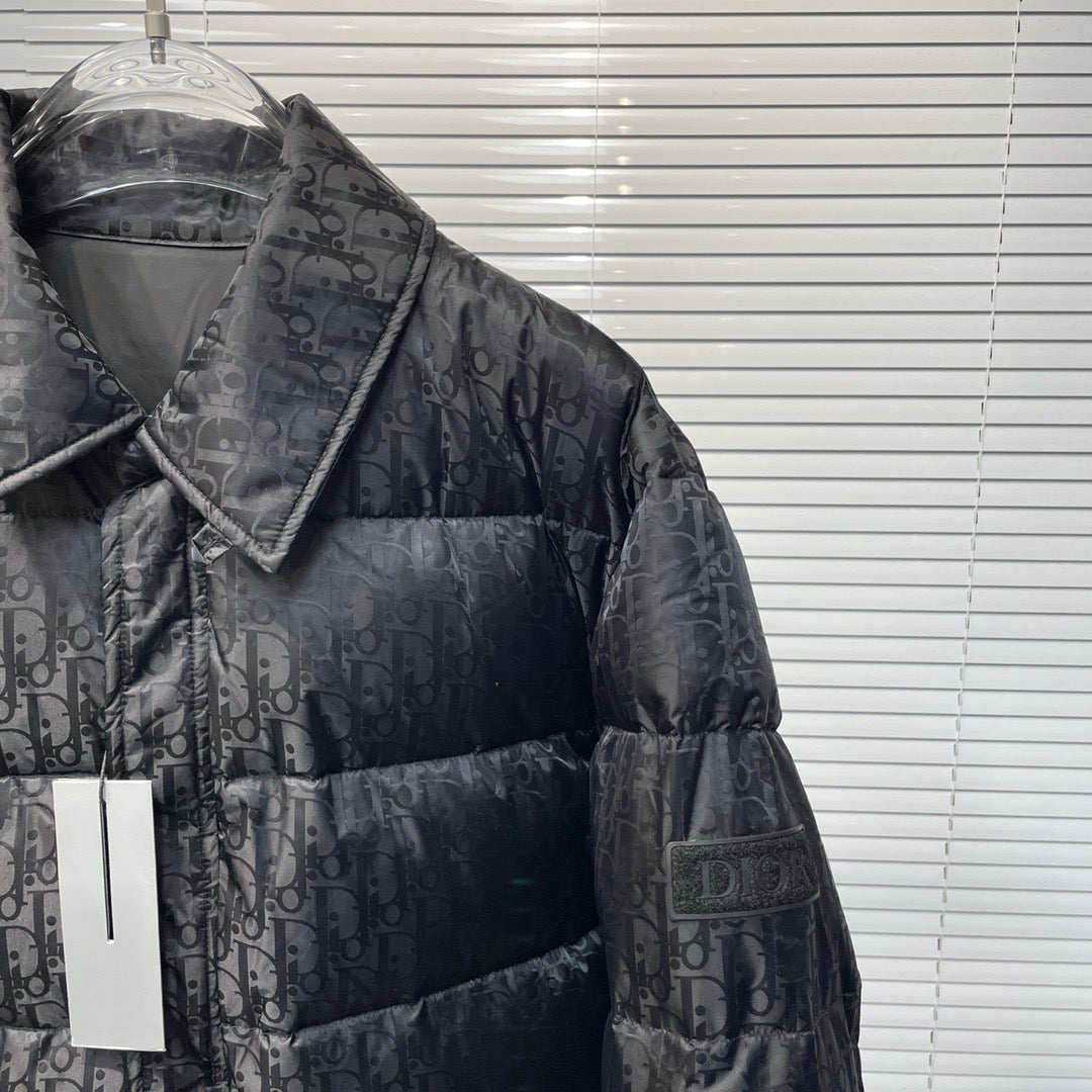 Schwarze und silbergraue Jacke