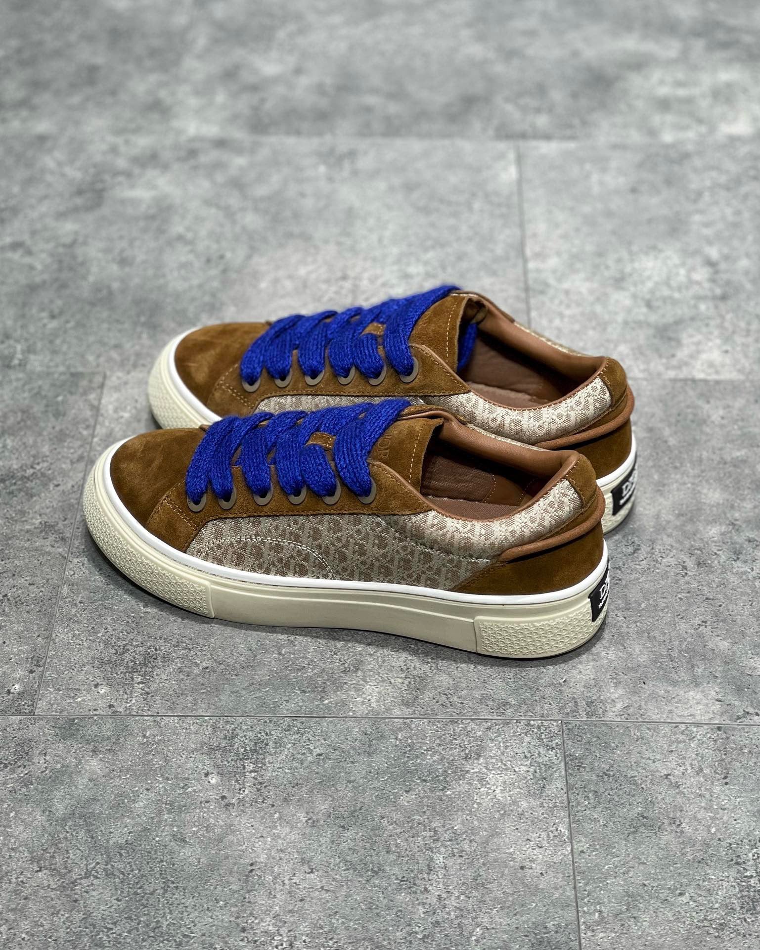 Mehrfarbige Schuhe