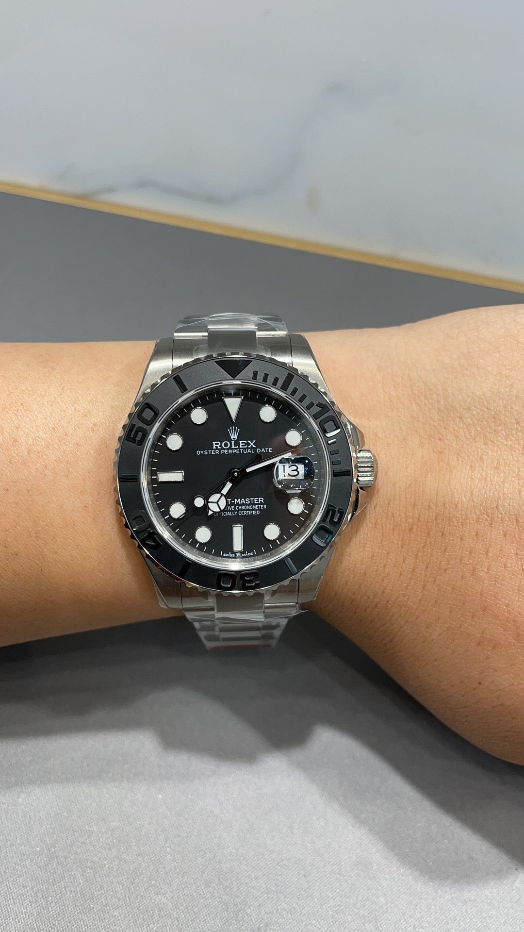 Weiß-schwarze Uhr