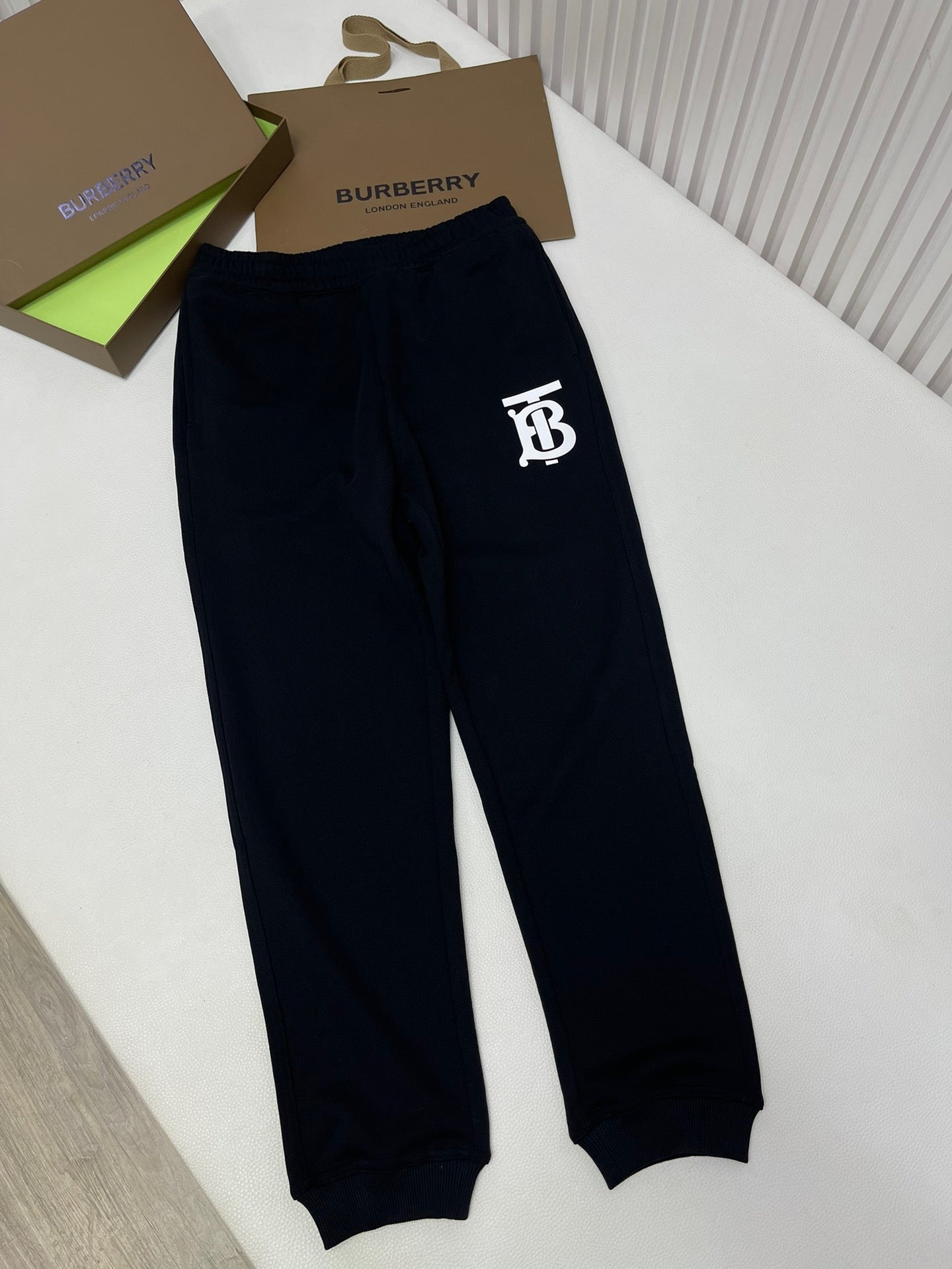 Schwarze Hosen