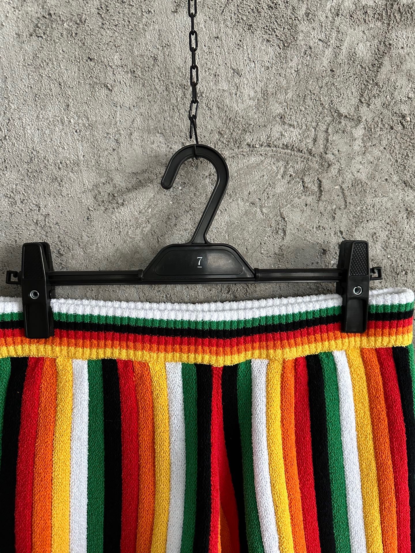 قصير متعدد الألوان