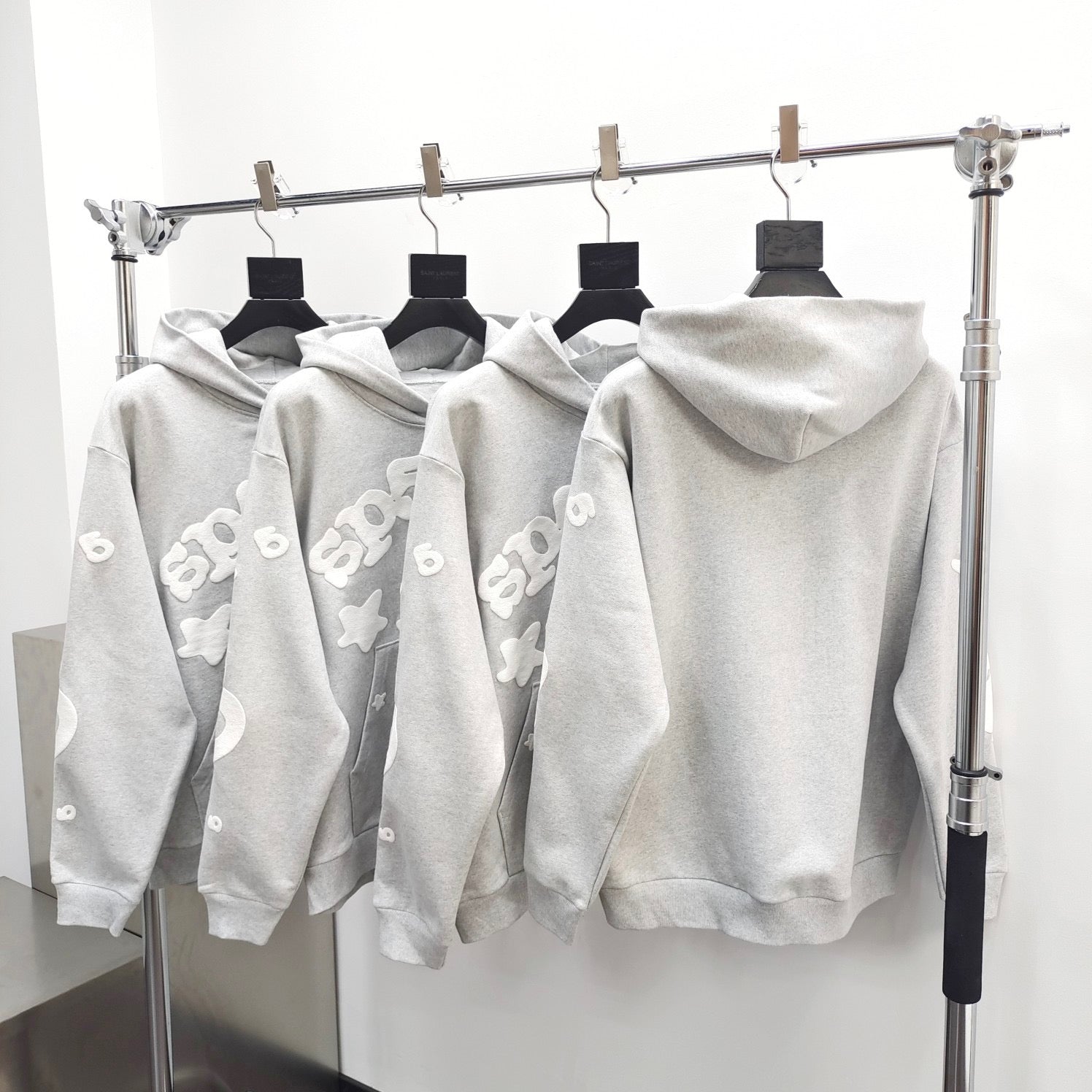 Grauer Hoodie