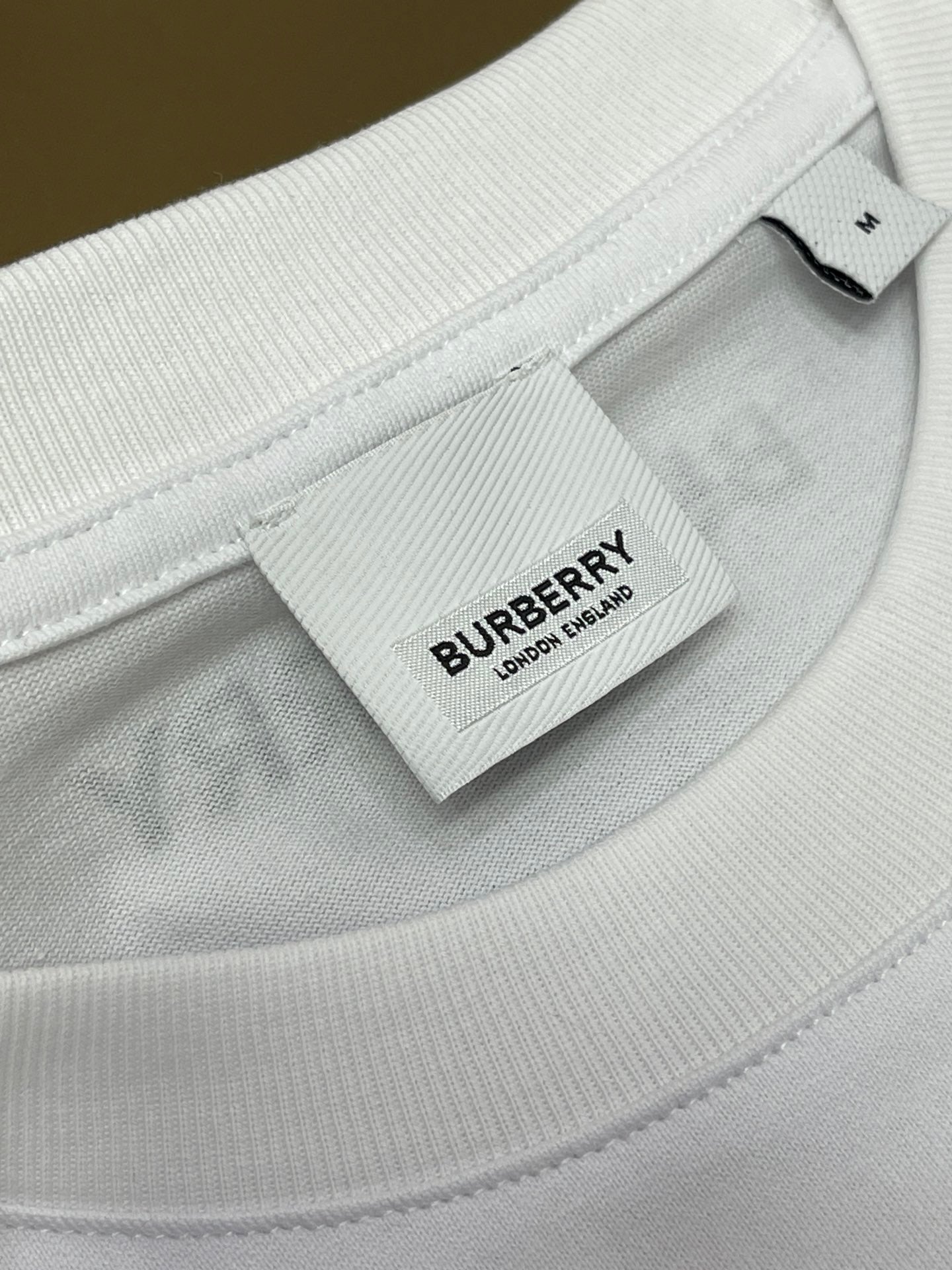 Schwarzes, weißes und khakifarbenes T-Shirt