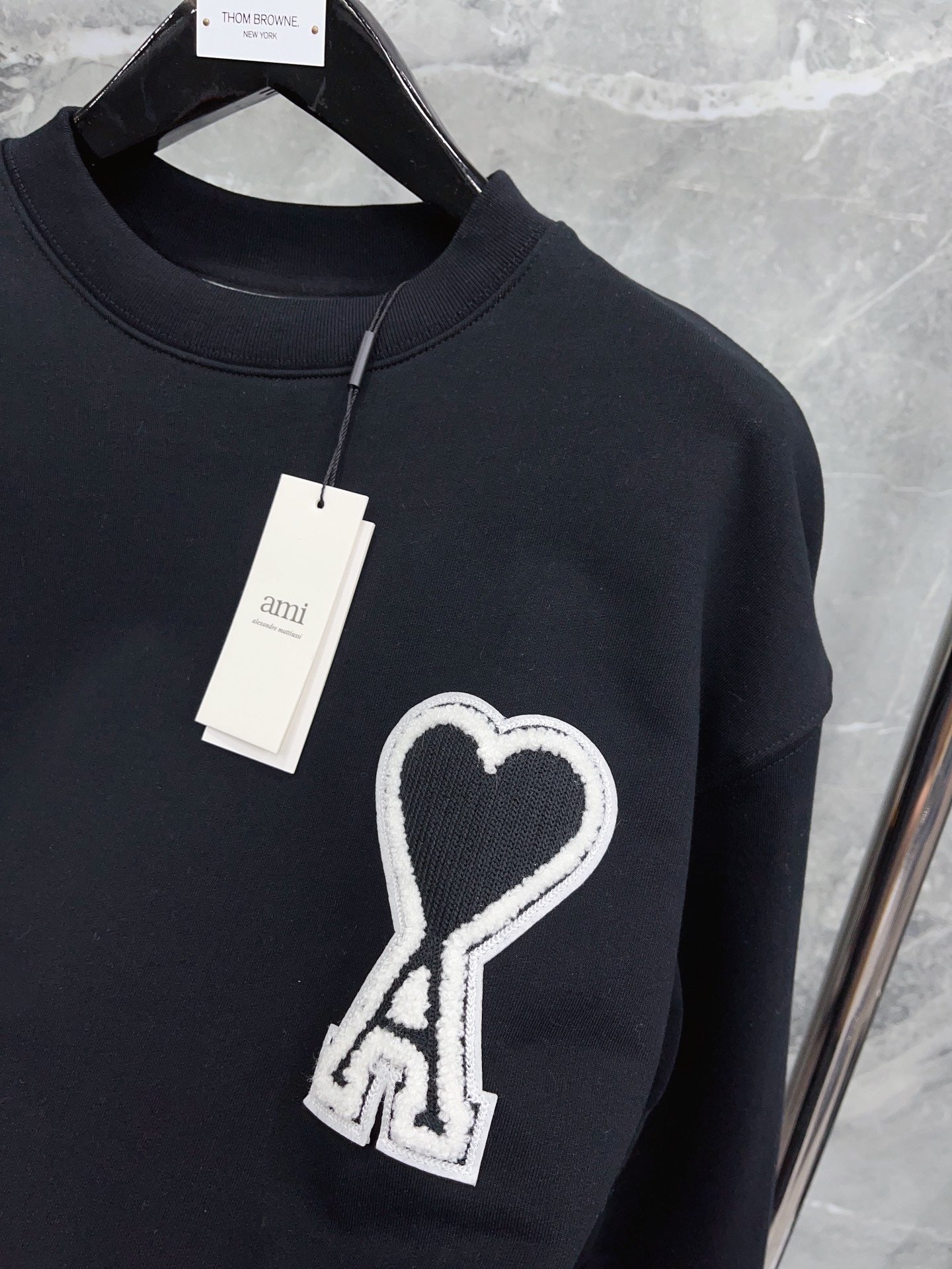 Jersey negro, gris y blanco