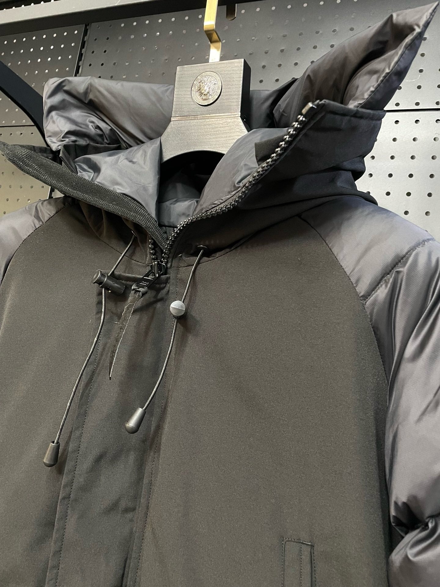 weiße und schwarze Jacke