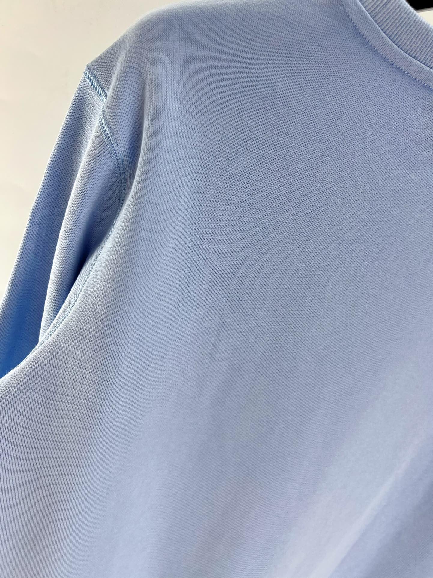 Himmelblaues Sweatshirt
