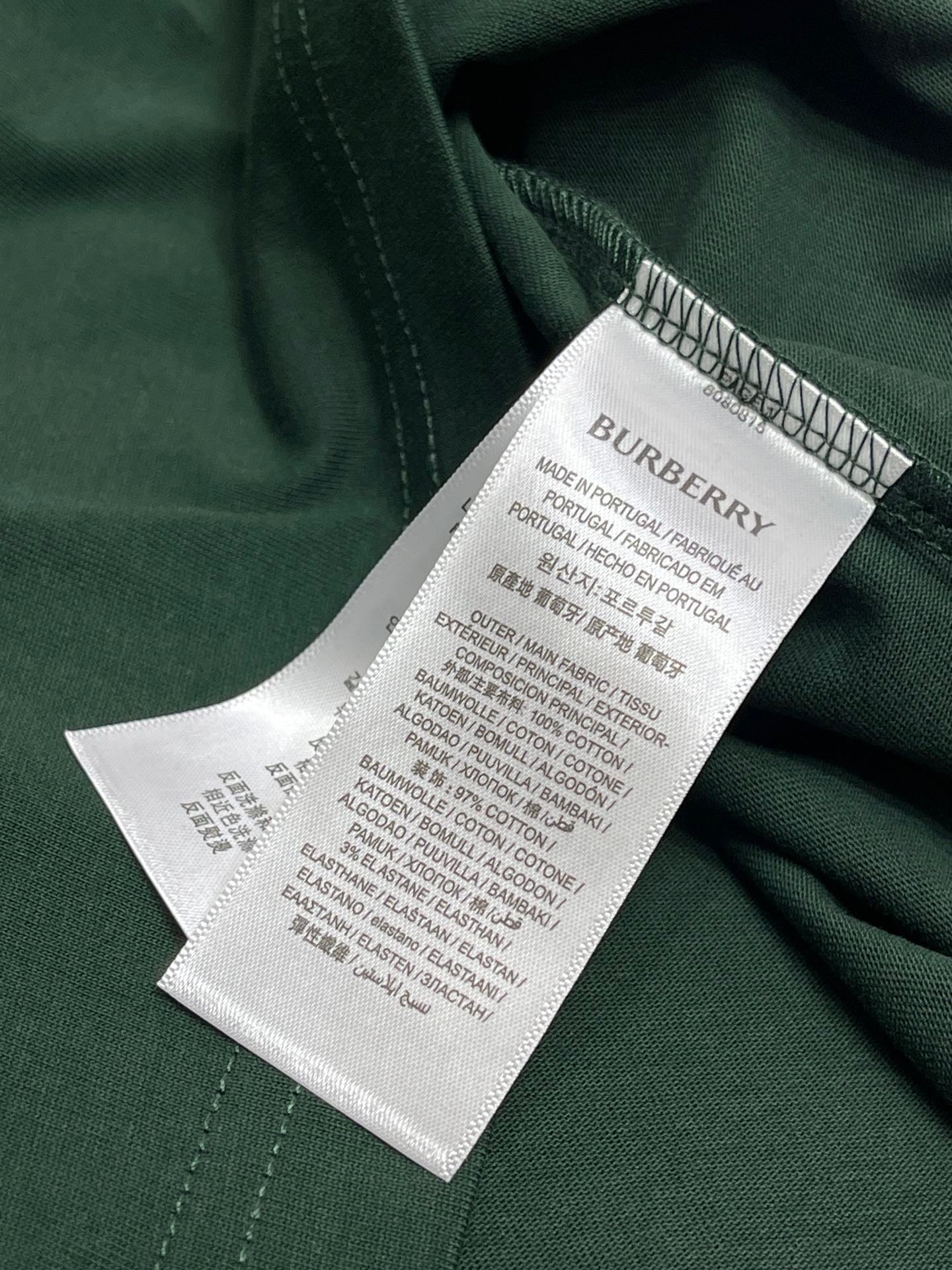 Weißes, grünes und schwarzes T-Shirt