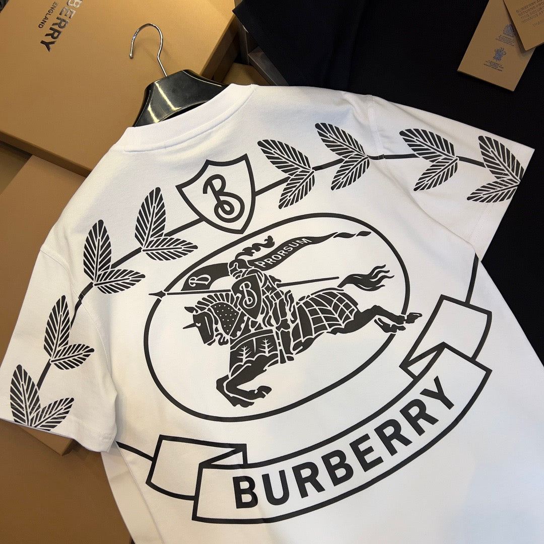 Schwarz-weißes T-Shirt