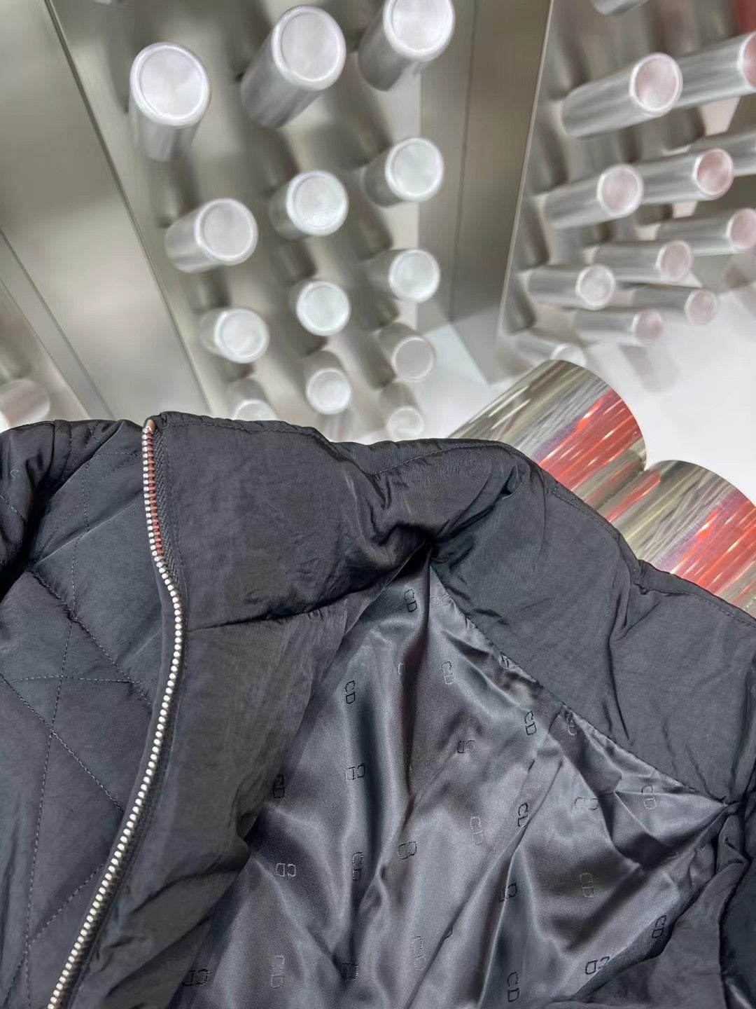 Schwarze und hellblaue Jacke
