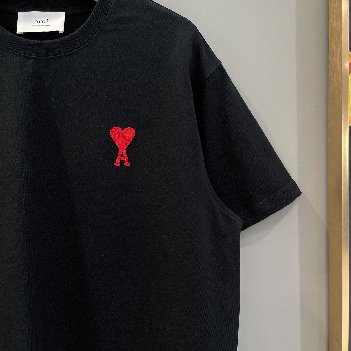 Weißes, schwarzes und graues T-Shirt