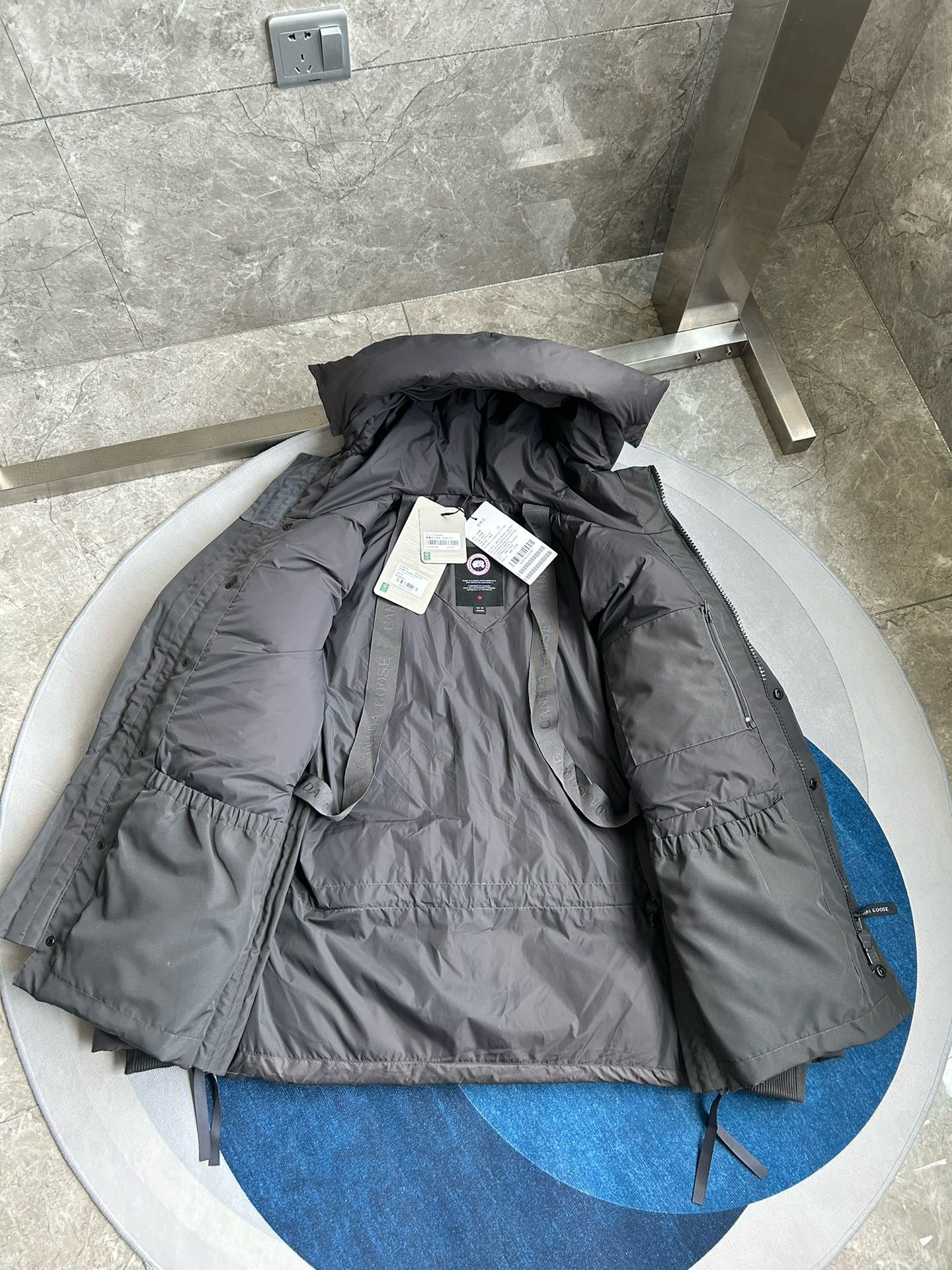 Weiße, graue und schwarze Jacke