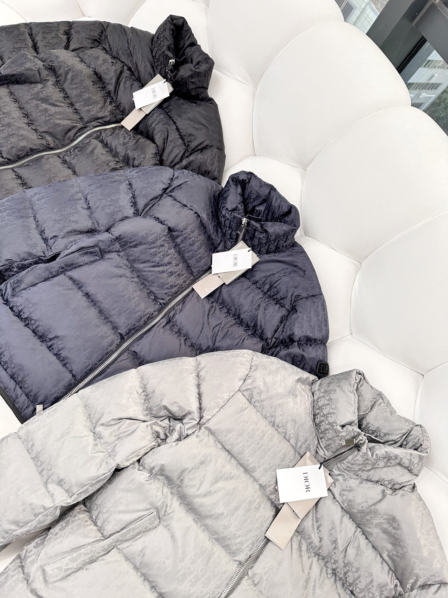 Marineblau. Silbergraue und schwarze Jacke