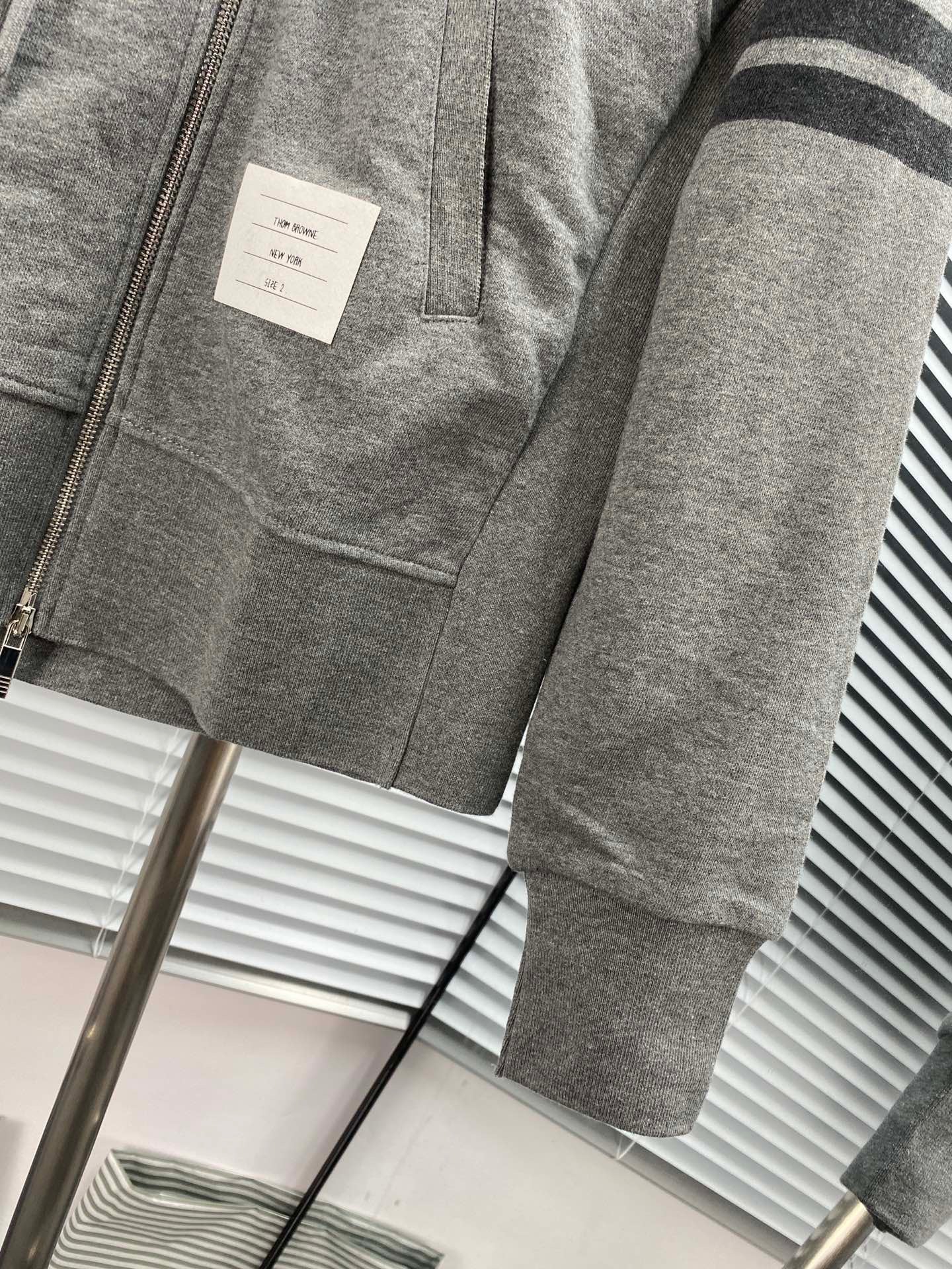 Dunkelblaue und graue Jacke