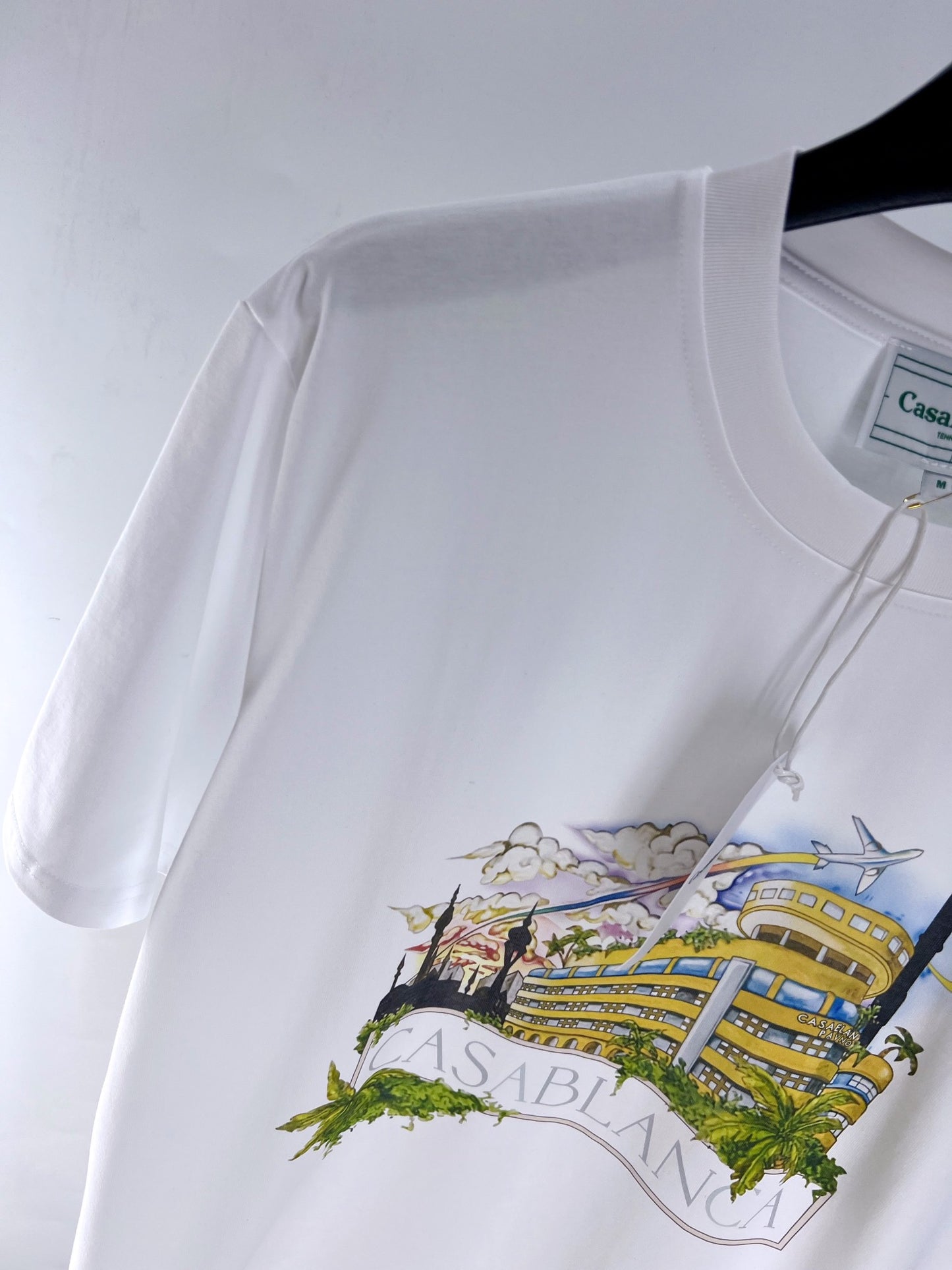 Camiseta azul y blanca