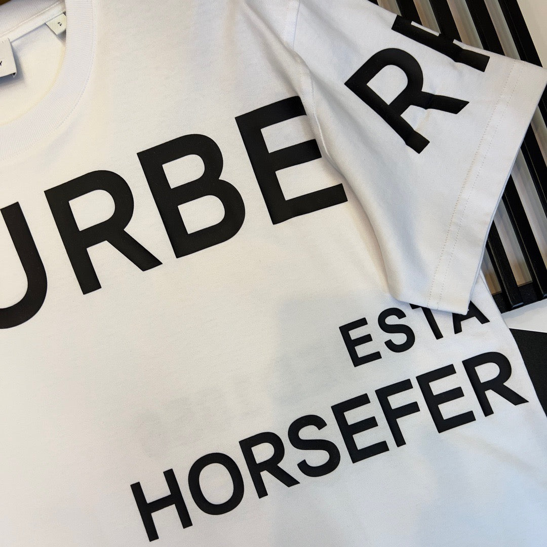 Schwarz-weißes T-Shirt