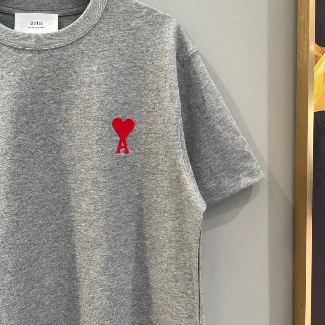 Weißes, schwarzes und graues T-Shirt